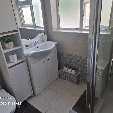 Spacious And Convenient 3 Bed In Appartement *