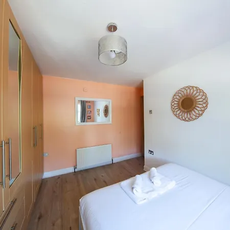 Spacious And Convenient 3 Bed In شقة *