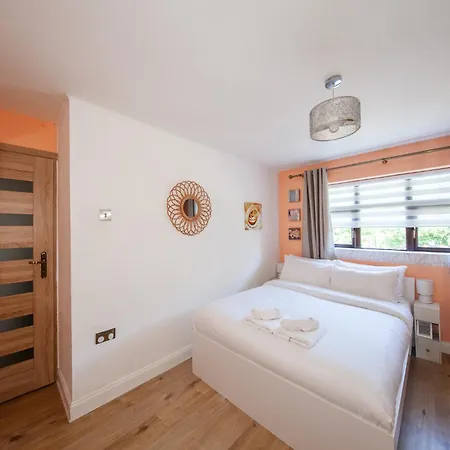 Spacious And Convenient 3 Bed In Apartament *