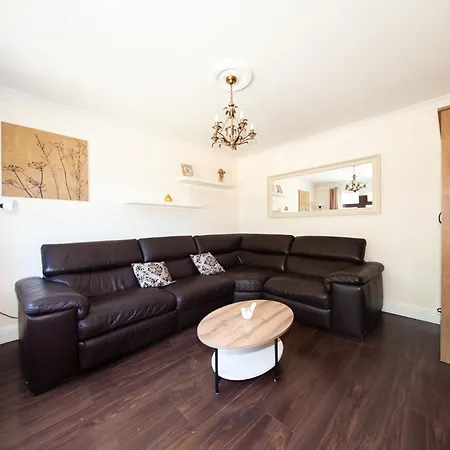 Spacious And Convenient 3 Bed In