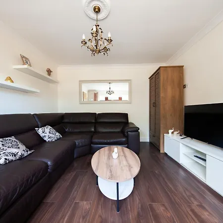 Spacious And Convenient 3 Bed In Apartament Swords