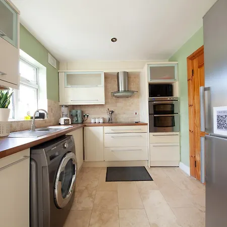 Apartment Spacious And Convenient 3 Bed In