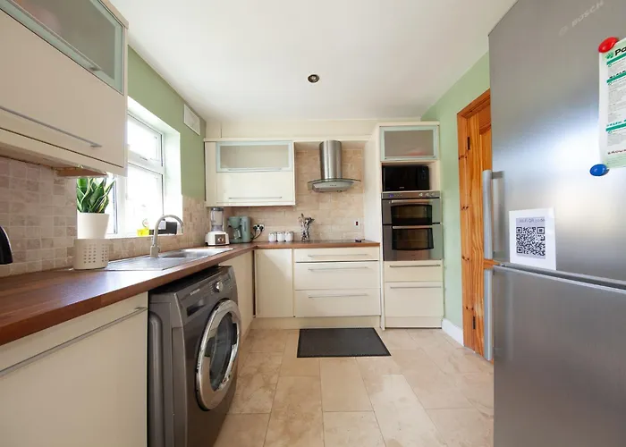 Spacious And Convenient 3 Bed In Appartamento Swords