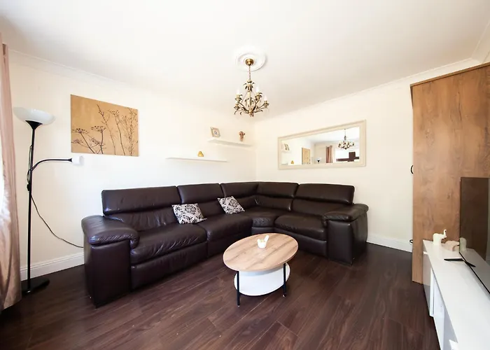 Spacious And Convenient 3 Bed In