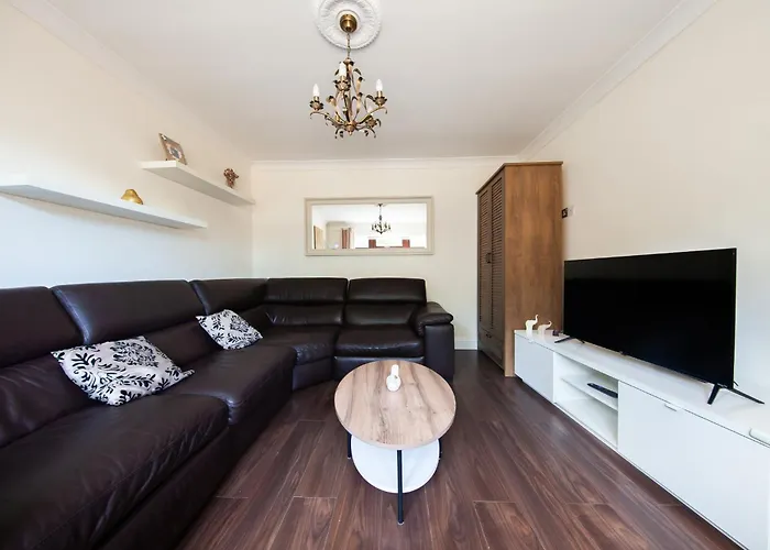 Spacious And Convenient 3 Bed In Appartamento Swords